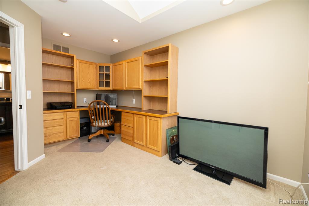 6056 Lochmore Drive, 49, Commerce Twp, MI 48382 — Photo 19