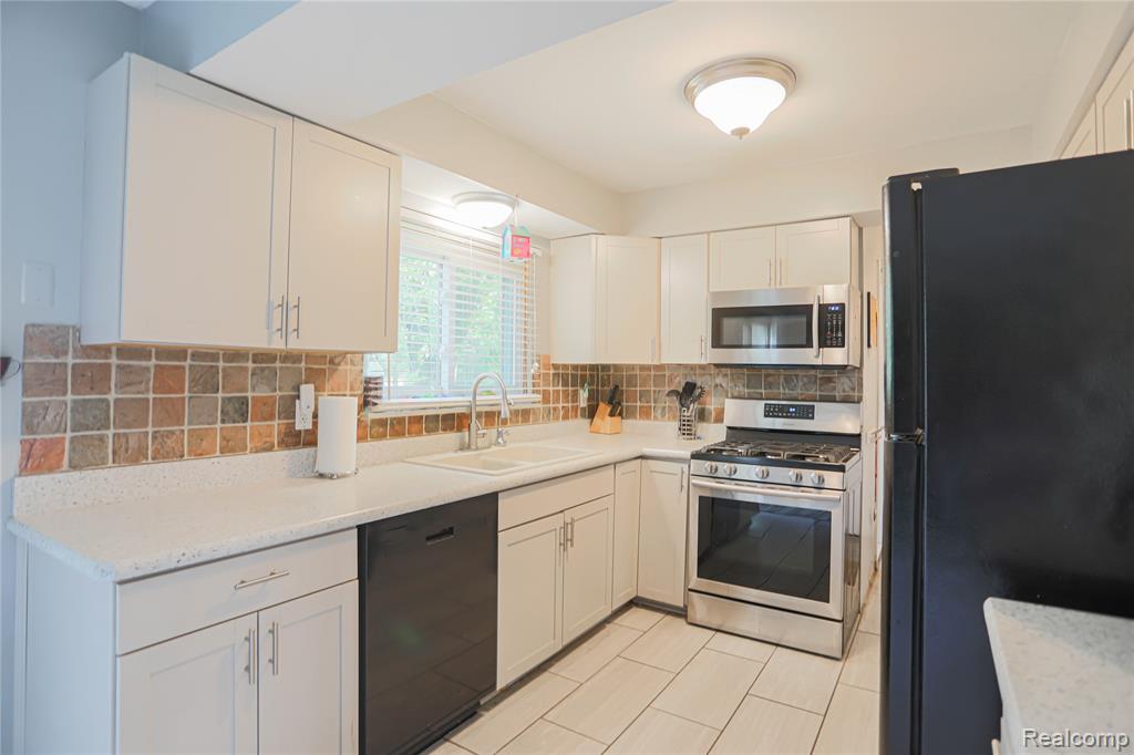 7014 Marco Drive, Waterford, MI 48327 — Photo 16