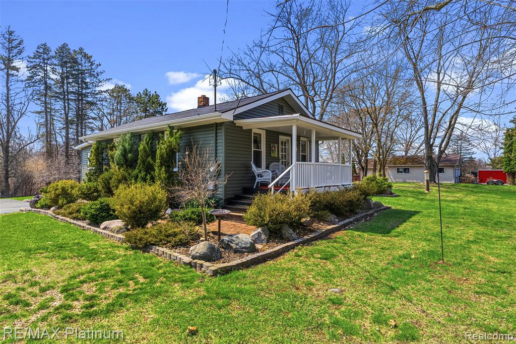 11124 White Lake Road, Fenton, MI 48430 — Photo 12
