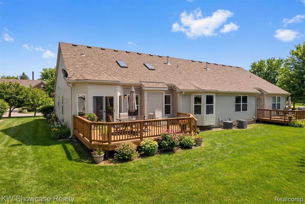 462 Woodhaven Drive, Commerce Twp, MI 48390 — Photo 3
