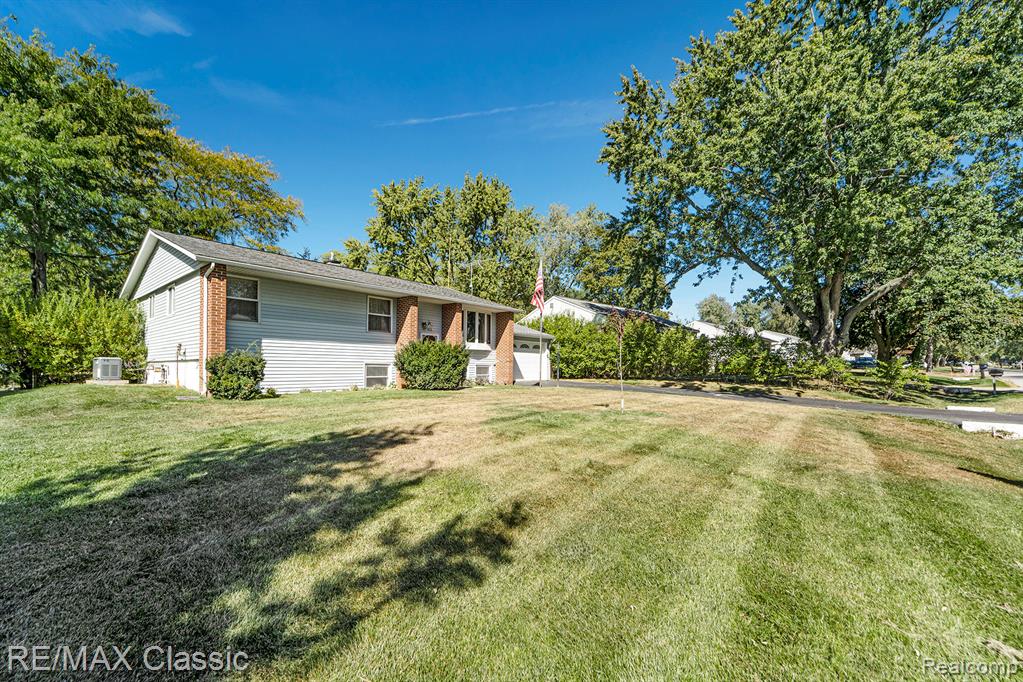 822 Manzano Drive, Wolverine Lake, MI 48390 — Photo 3