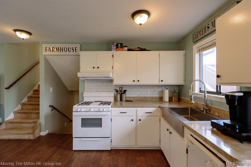 21775 Clemmons Court, Belleville, MI 48111 — Photo 9
