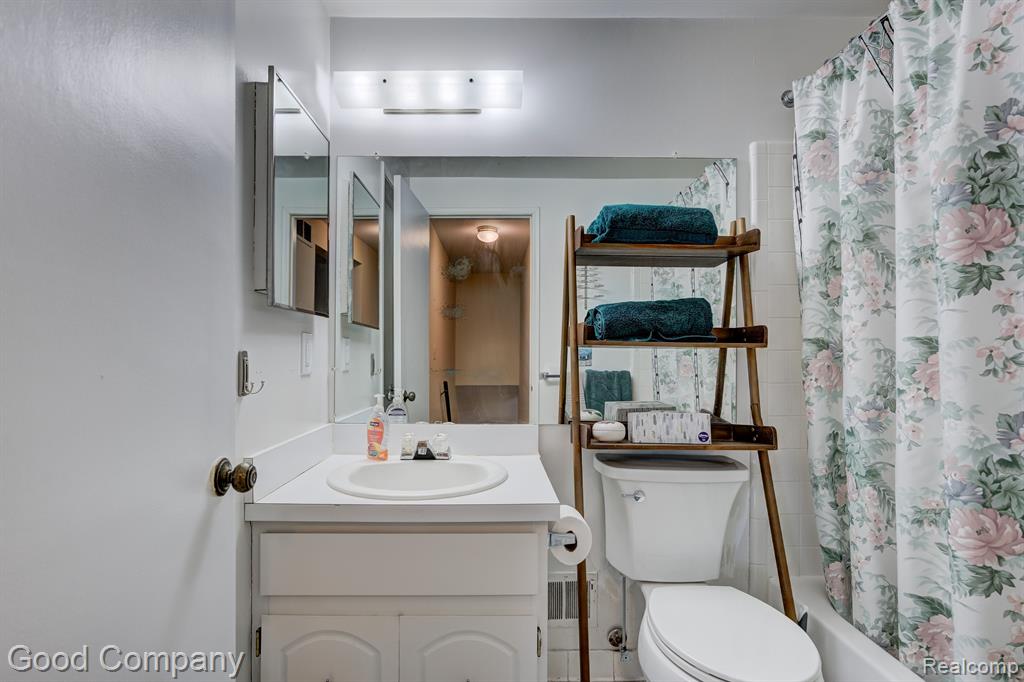 21208 E GLEN HAVEN Circle, Northville, MI 48167 — Photo 27