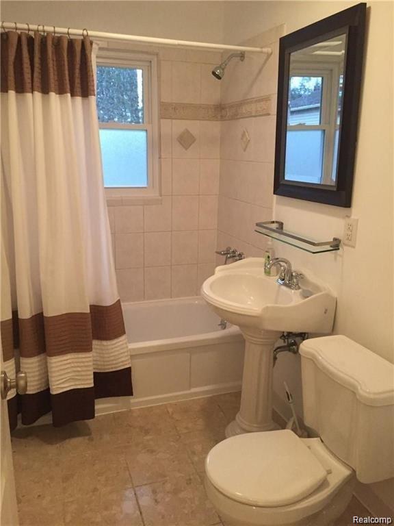 541 Mary Ellen Road, Rochester Hills, MI 48307 — Photo 8
