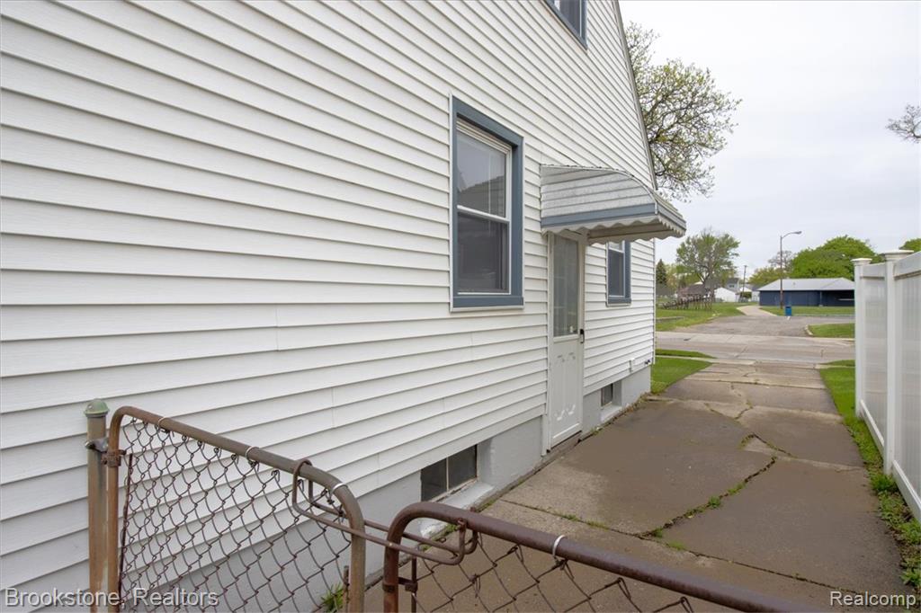924 E Otis Avenue, Hazel Park, MI 48030 — Photo 24