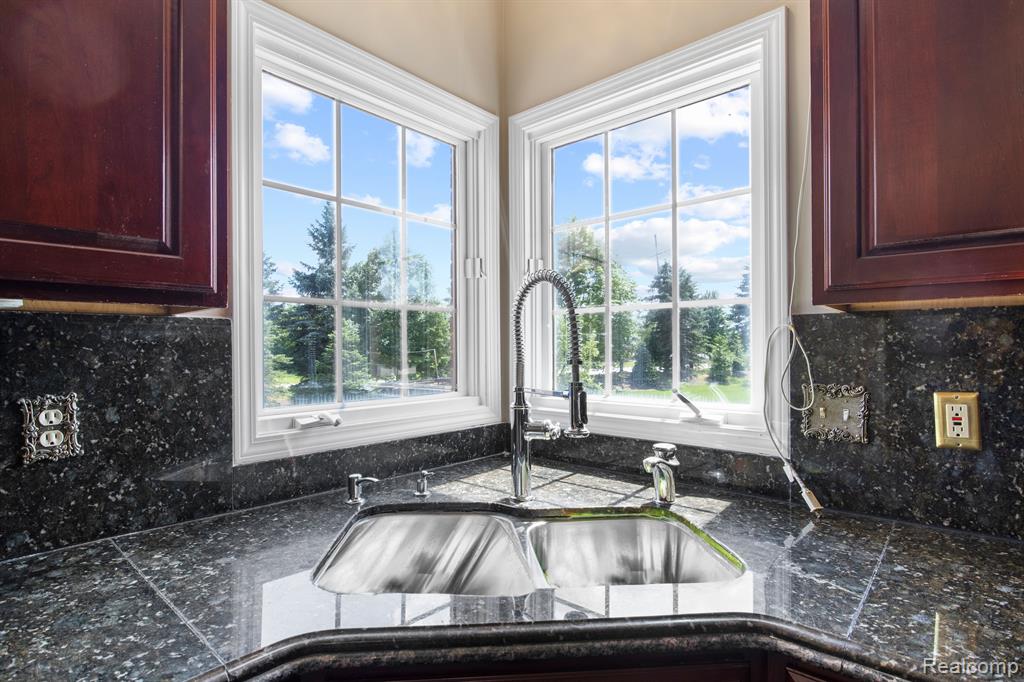8950 WOODLORE SOUTH Drive, Plymouth, MI 48170 — Photo 18