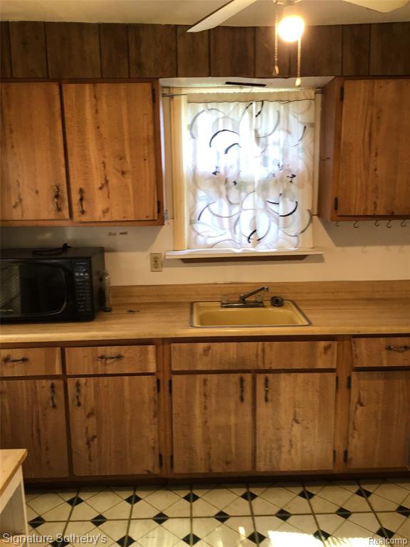 9214 HAYES Street, Detroit, MI 48213 — Photo 2