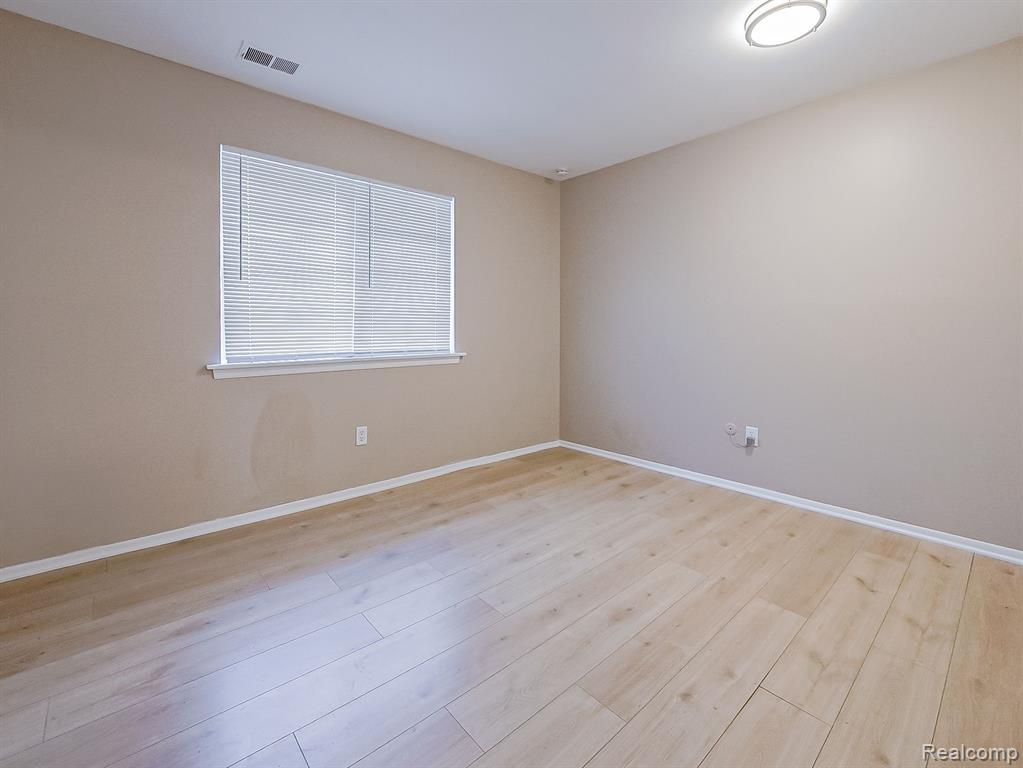 8250 CRESTVIEW Drive, B8, Sterling Heights, MI 48312 — Photo 7