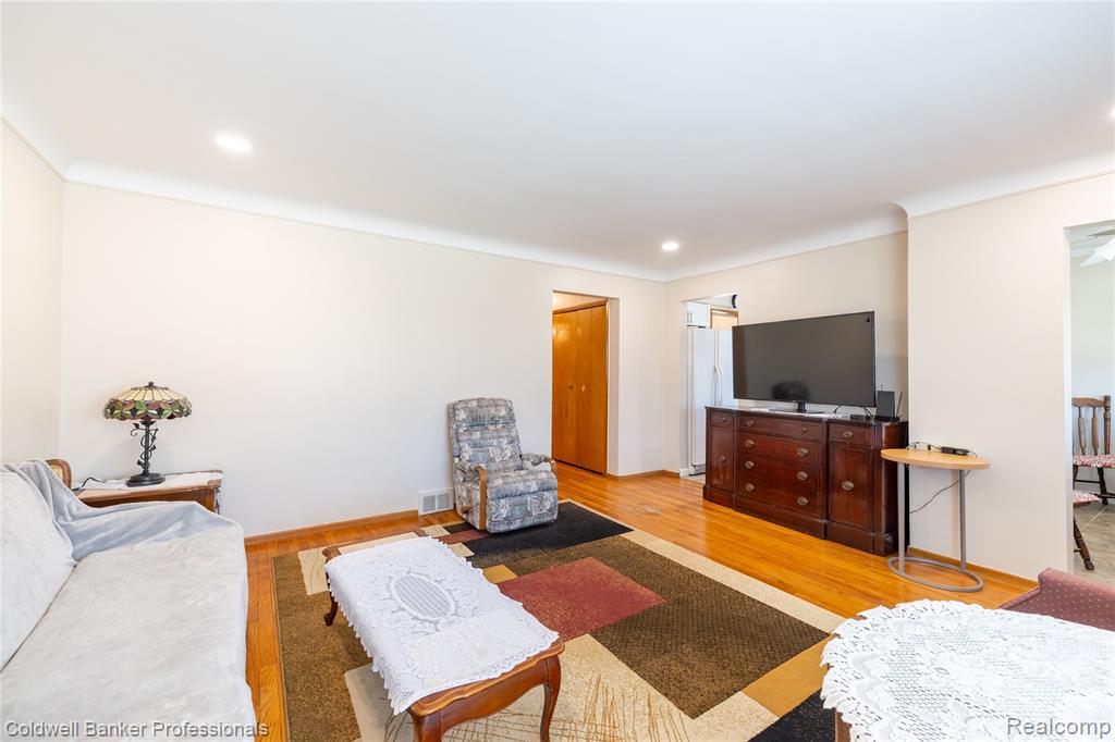 8915 Wormer Avenue, Redford, MI 48239 — Photo 5