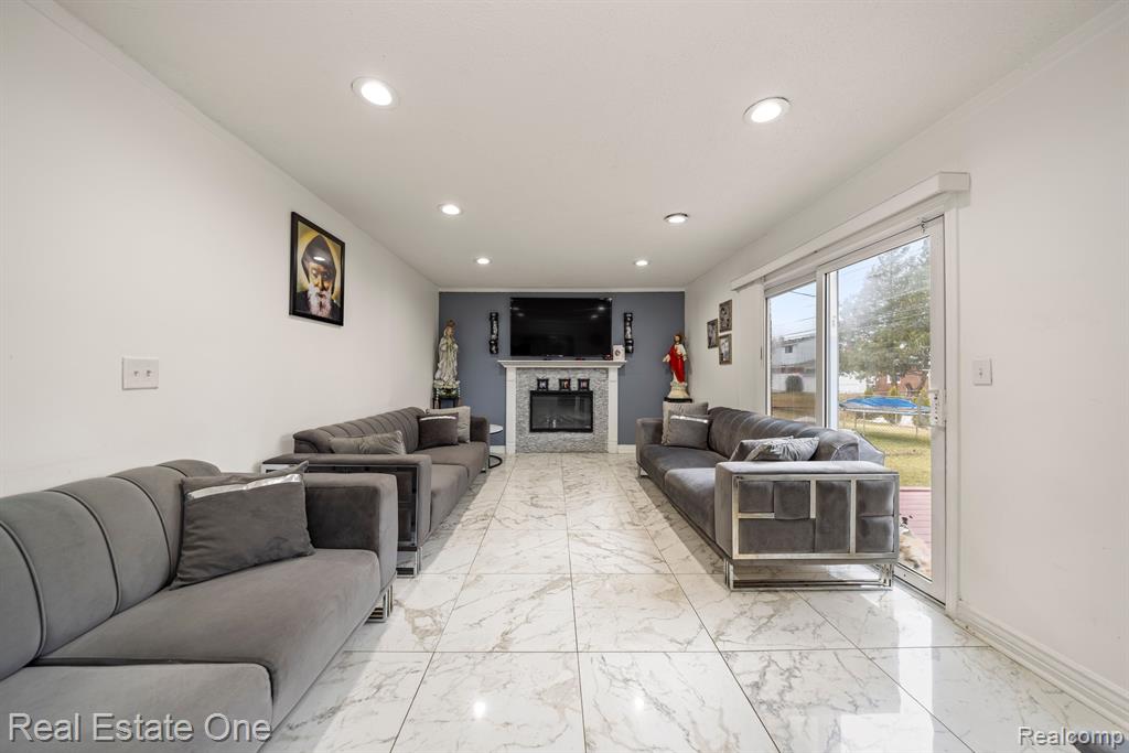 4275 NICKOLAS Drive, Sterling Heights, MI 48310 — Photo 8