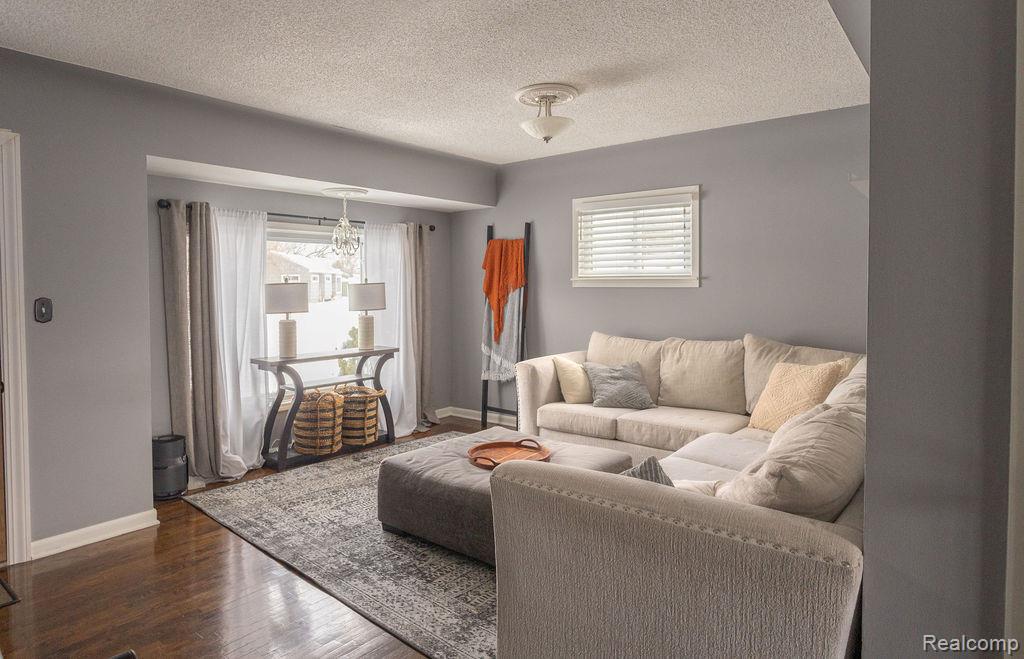 823 Southwood Drive, Fenton, MI 48430 — Photo 3