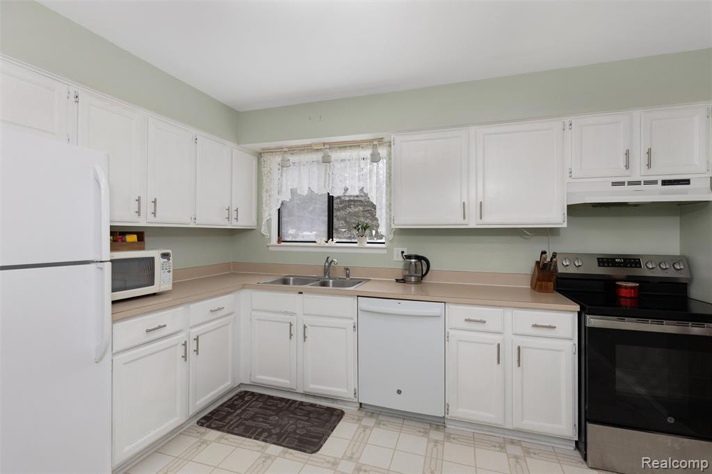 5695 CAREN Drive, Ypsilanti, MI 48197 — Photo 15