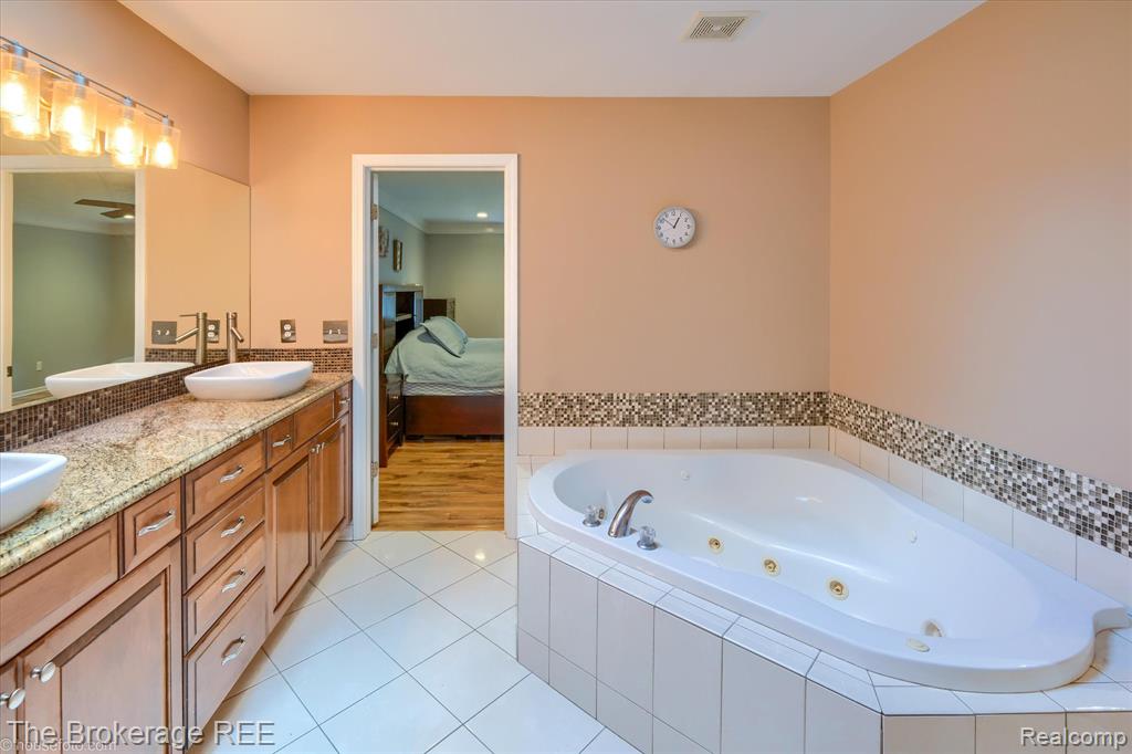 5239 Farmridge Lane, Grand Blanc, MI 48439 — Photo 39
