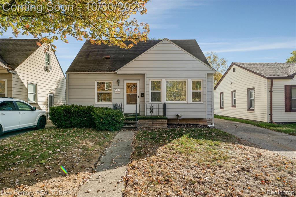 621 W Harwood Avenue, Madison Heights, MI 48071 — Photo 2