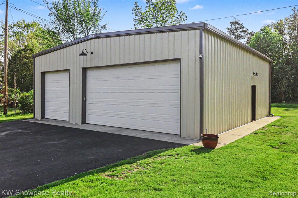 2572 Ridge Road, White Lake, MI 48383 — Photo 30