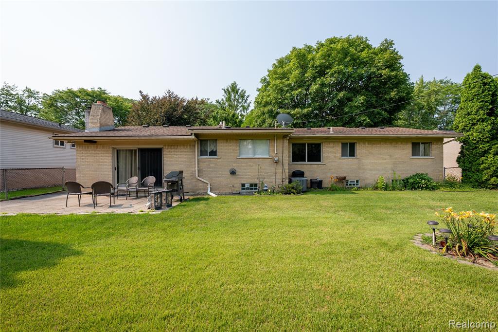 956 Blairmoor Court, Grosse Pointe Woods, MI 48236 — Photo 25
