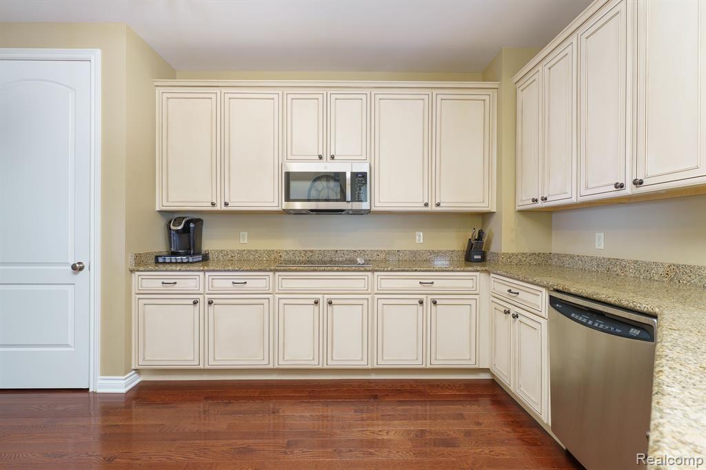 10725 WATERFALL, South Lyon, MI 48178 — Photo 17