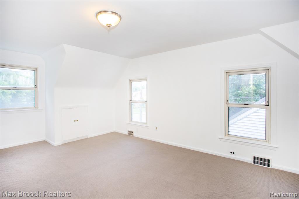 25830 Berkley Avenue, Huntington Woods, MI — Photo 20