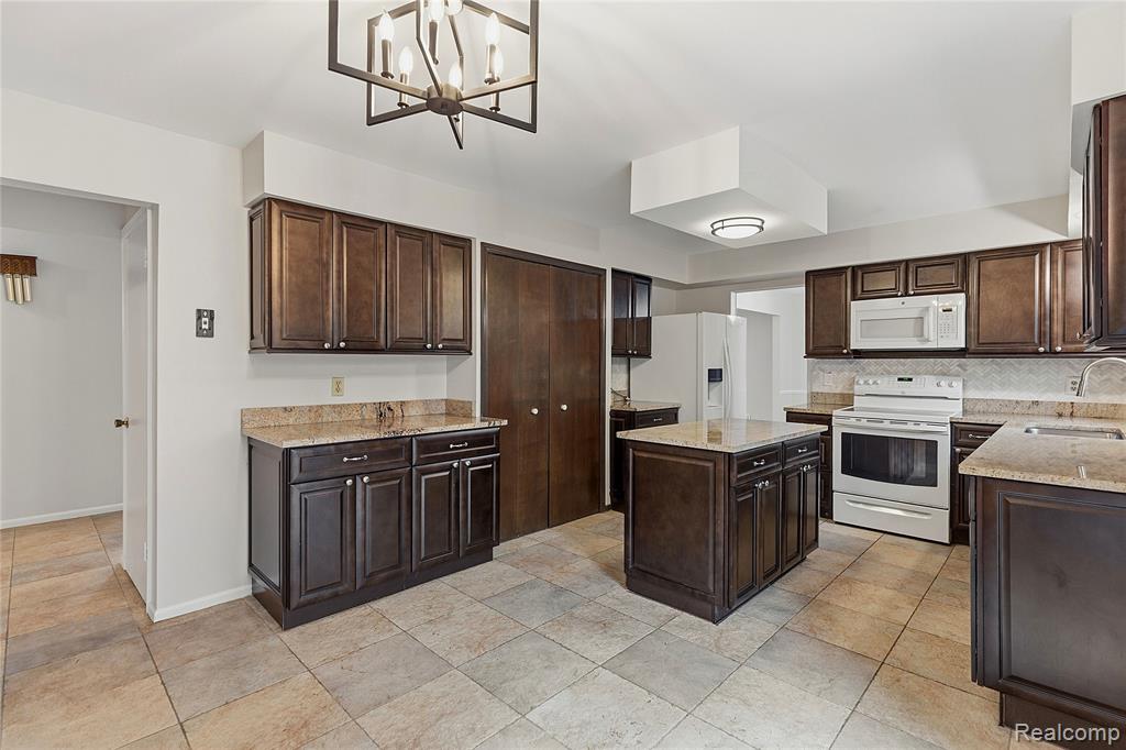 5119 Greenbriar Drive, West Bloomfield, MI 48323 — Photo 14