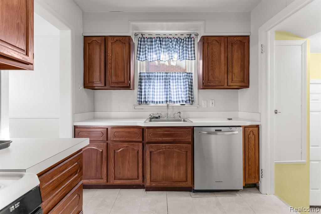843 MAYBURN Street, Dearborn, MI 48128 — Photo 12