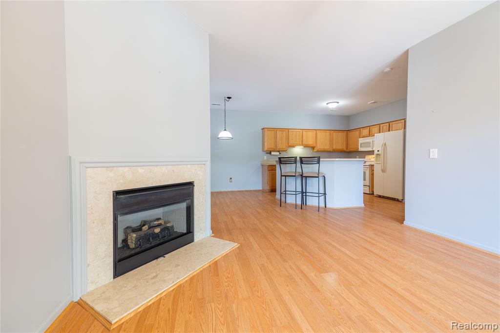 23030 Williamsburg Circle, 15, Woodhaven, MI 48183 — Photo 6