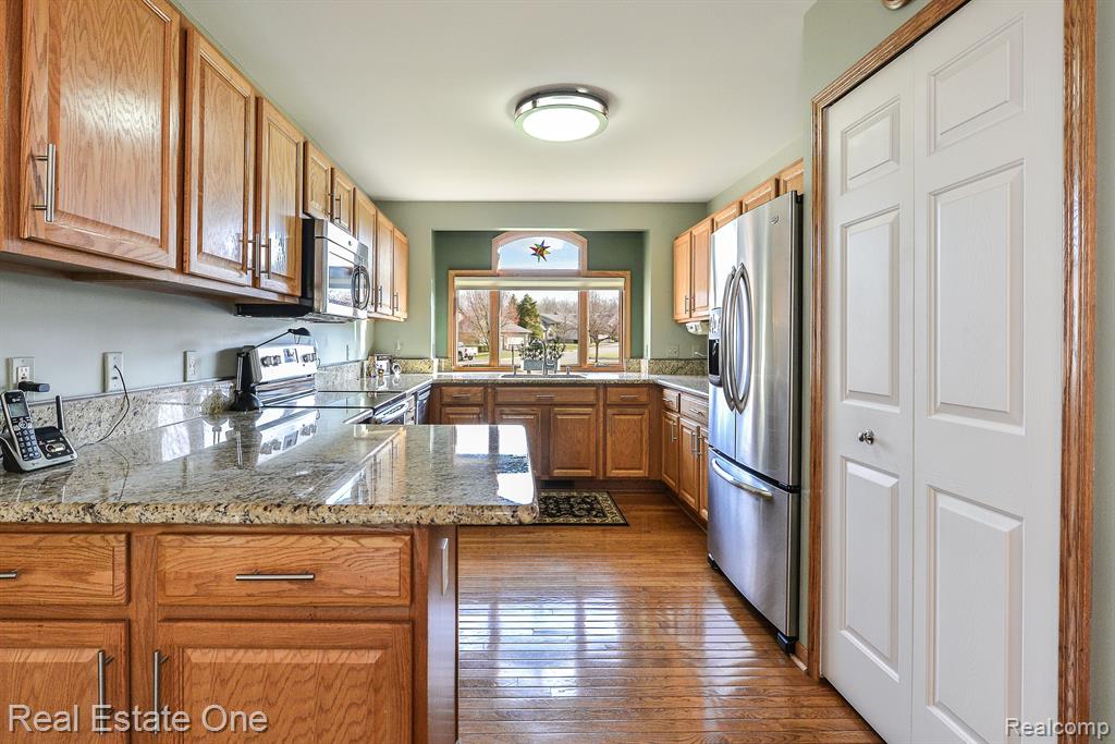 938 MILDRED J Court, Brighton, MI 48116 — Photo 12