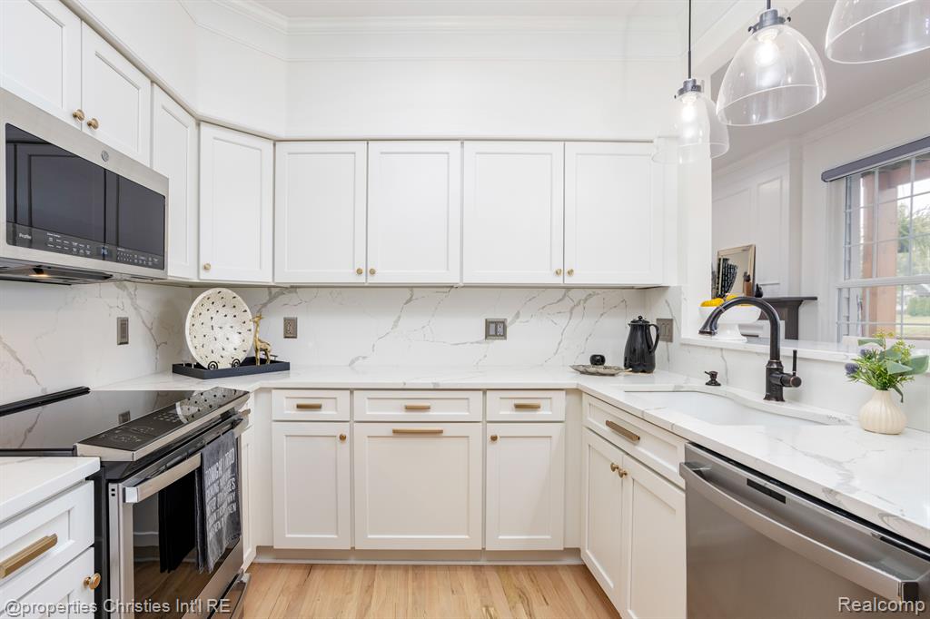 39514 Edgewater Dr, Northville, MI 48168 — Photo 14