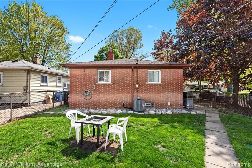 4050 MAYFAIR Street, Dearborn Heights, MI 48125 — Photo 33
