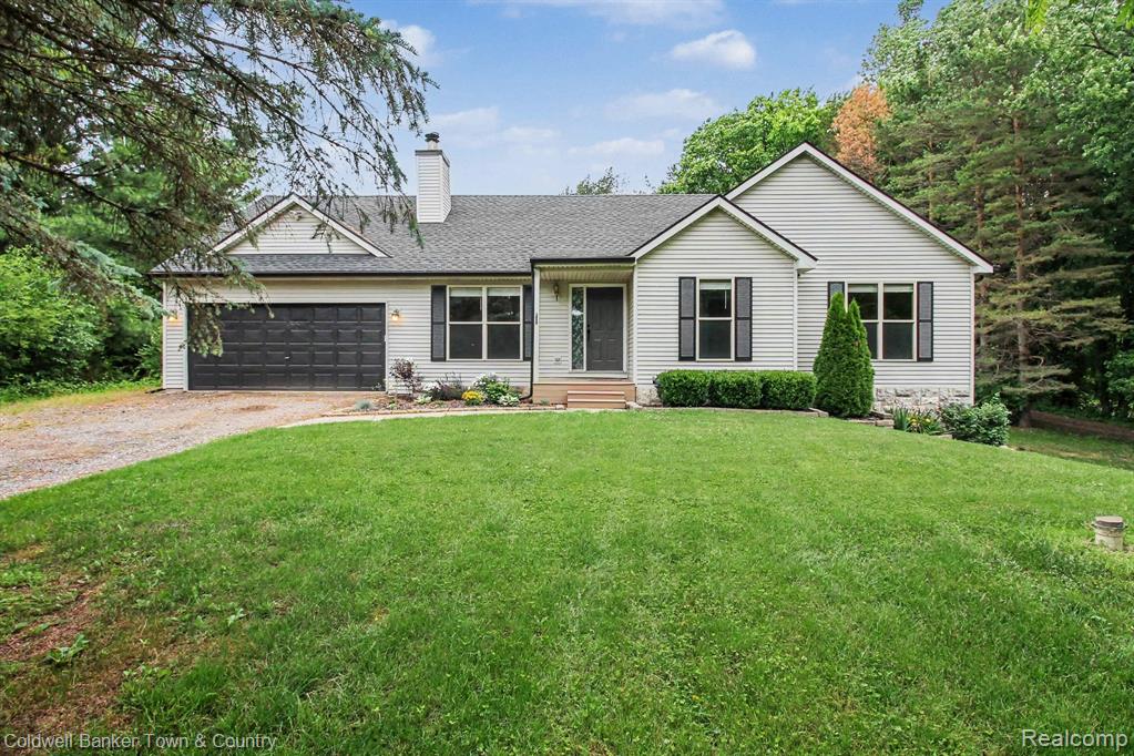 332 Triangle Lake Road, Howell, MI 48843