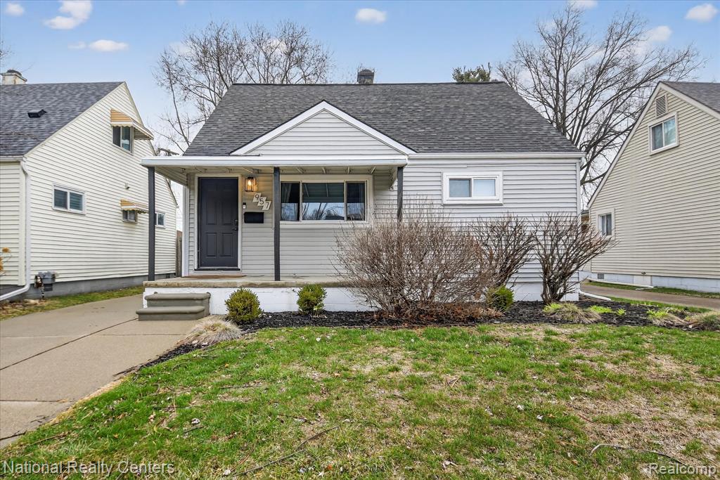 957 E Dallas Avenue, Madison Heights, MI 48071 — front exterior