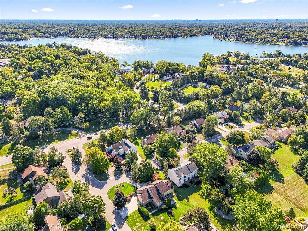 5084 Champlain Circle, West Bloomfield, MI 48323 — front exterior