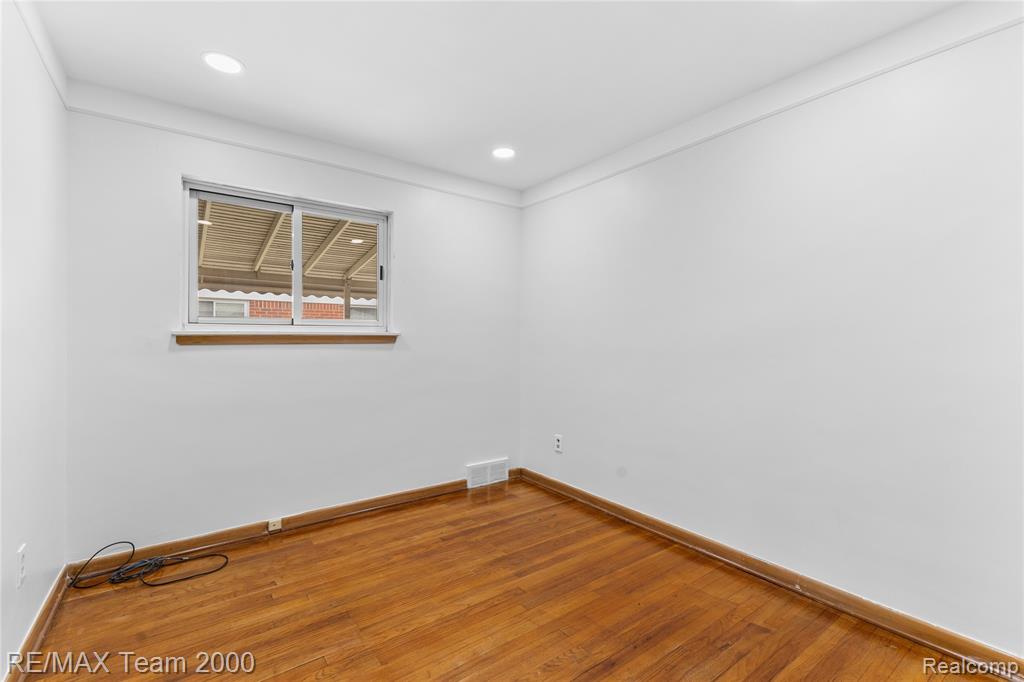 8551 Rockland Street, Dearborn Heights, MI 48127 — Photo 20
