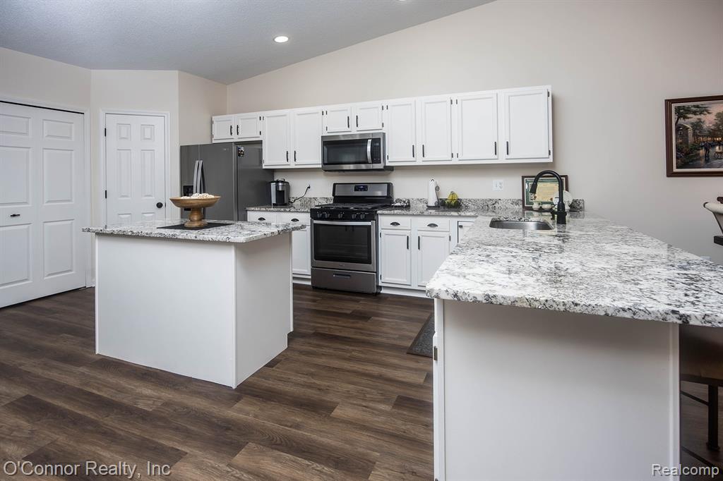 828 Crystal Lane, Marysville, MI 48040 — Photo 11