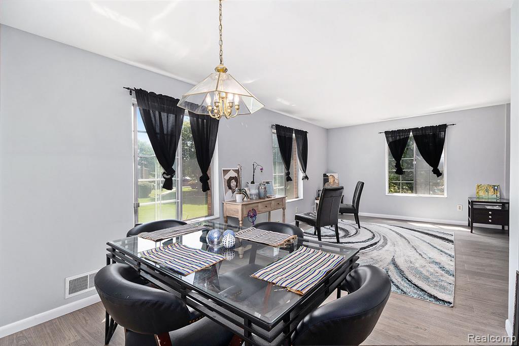 654 E FOX HILLS Drive, Bloomfield Hills, MI 48304 — Photo 8