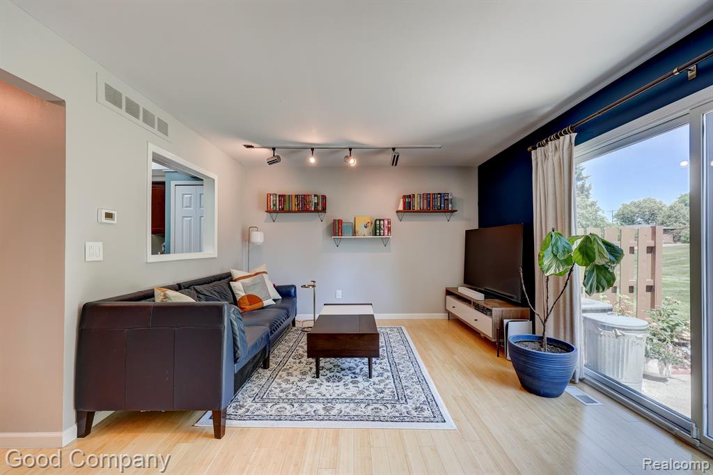 28660 LOWELL N, Southfield, MI 48076 — Photo 4
