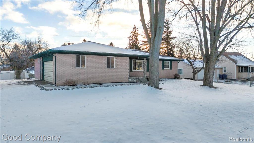 745 HOGARTH Avenue, Waterford, MI 48328 — Photo 2