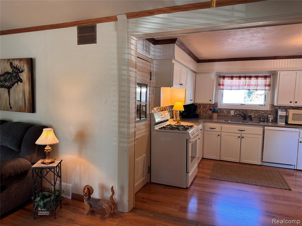 957 Miller Road N, Lake Orion, MI 48362 — Photo 16