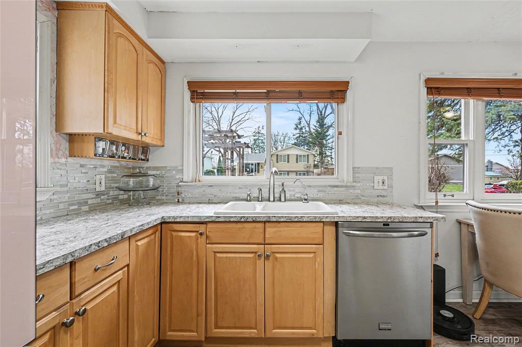 937 Marvell Place, Waterford, MI 48327 — Photo 8