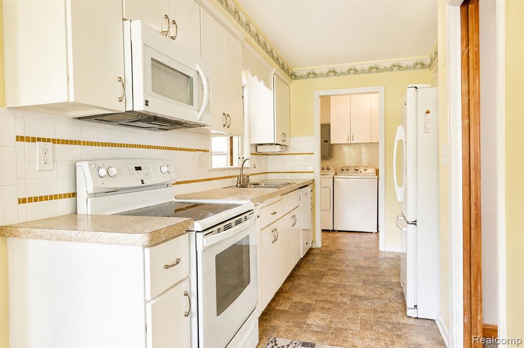 215 White Street, Imlay City, MI 48444 — Photo 8