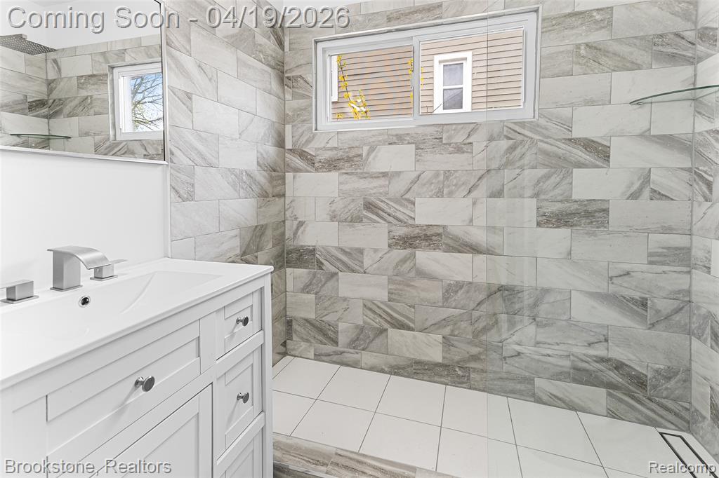719 W 12 Mile Road, Royal Oak, MI 48073 — Photo 17