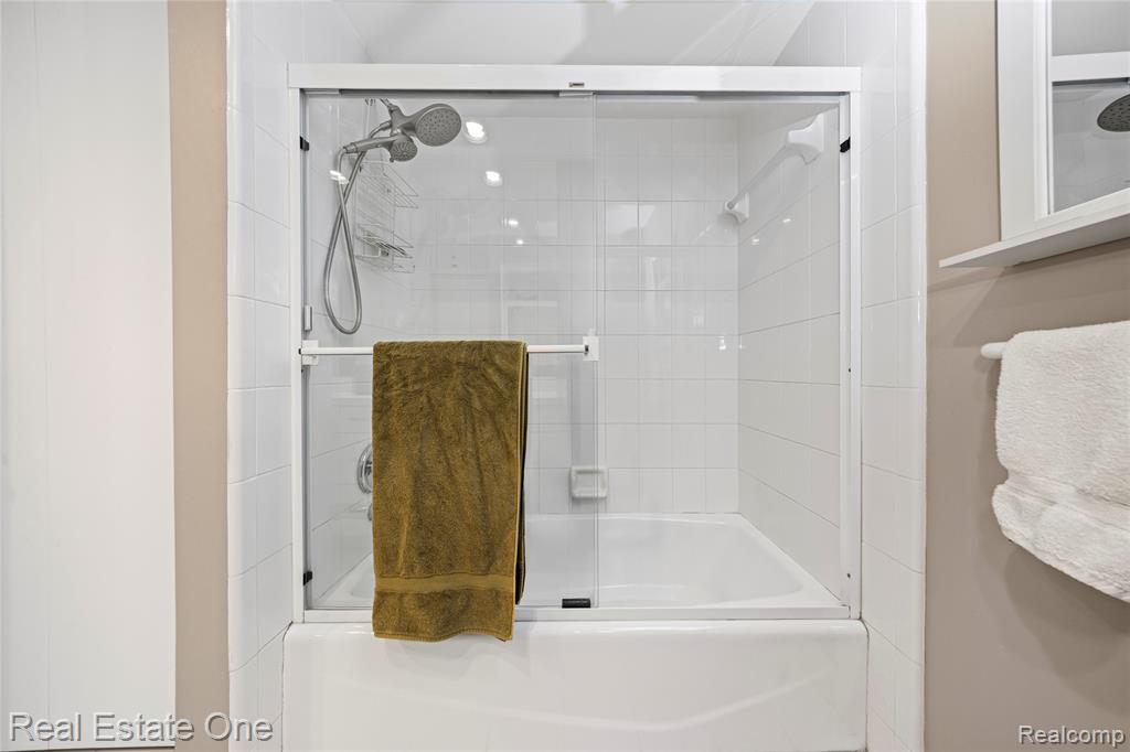 5087 Village Place Court, West Bloomfield, MI — Photo 36