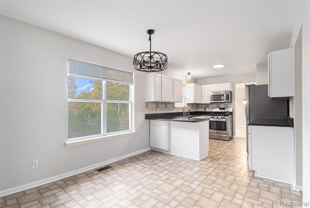 855 DRAKESHIRE Drive, Walled Lake, MI 48390 — Photo 11