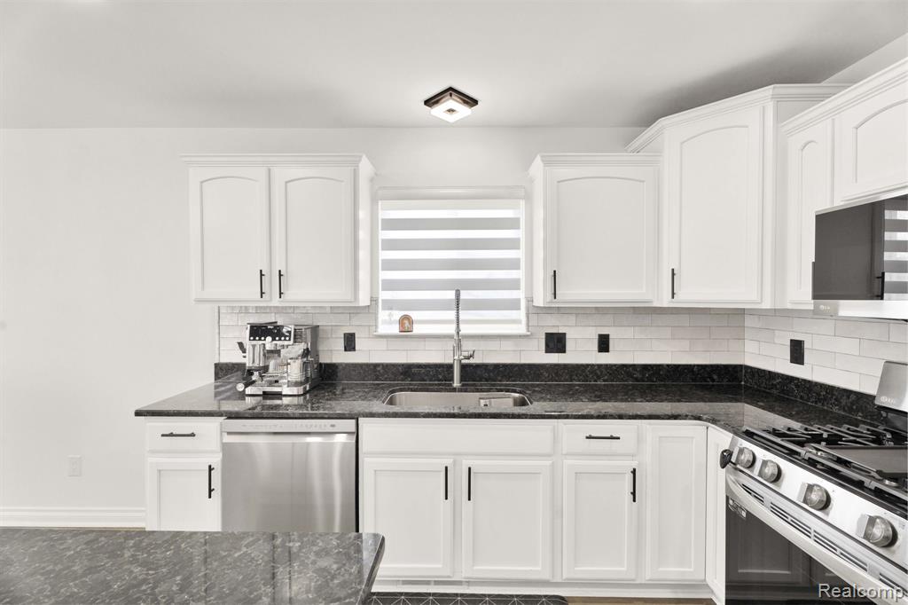 21196 Oak Ridge Drive, Clinton Twp, MI 48036 — Photo 22