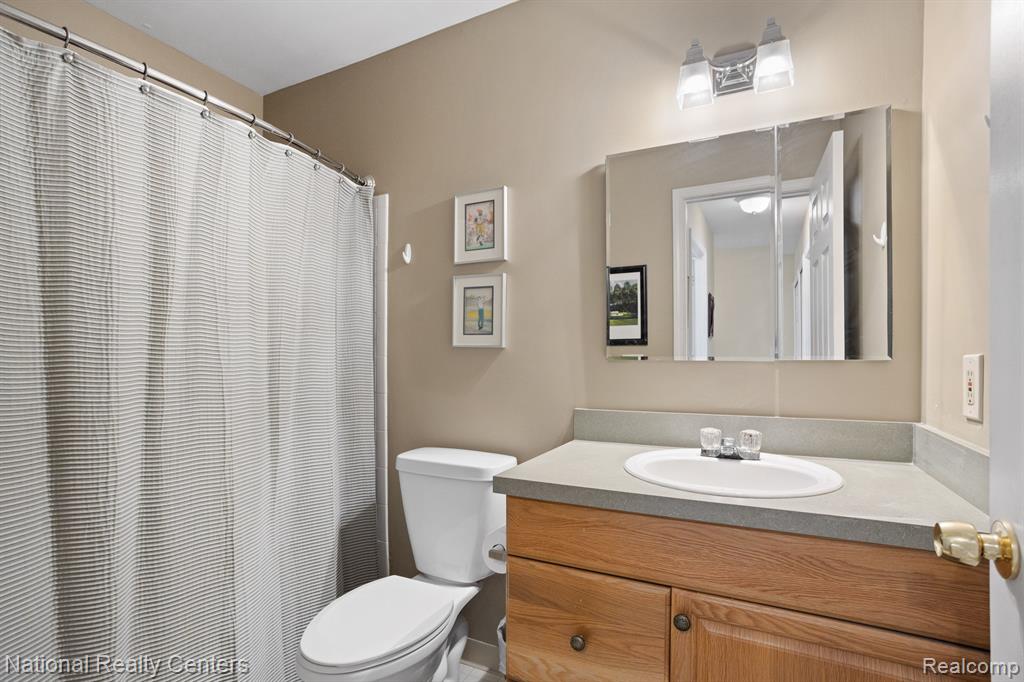 33907 PONDVIEW Circle, Livonia, MI 48152 — Photo 12