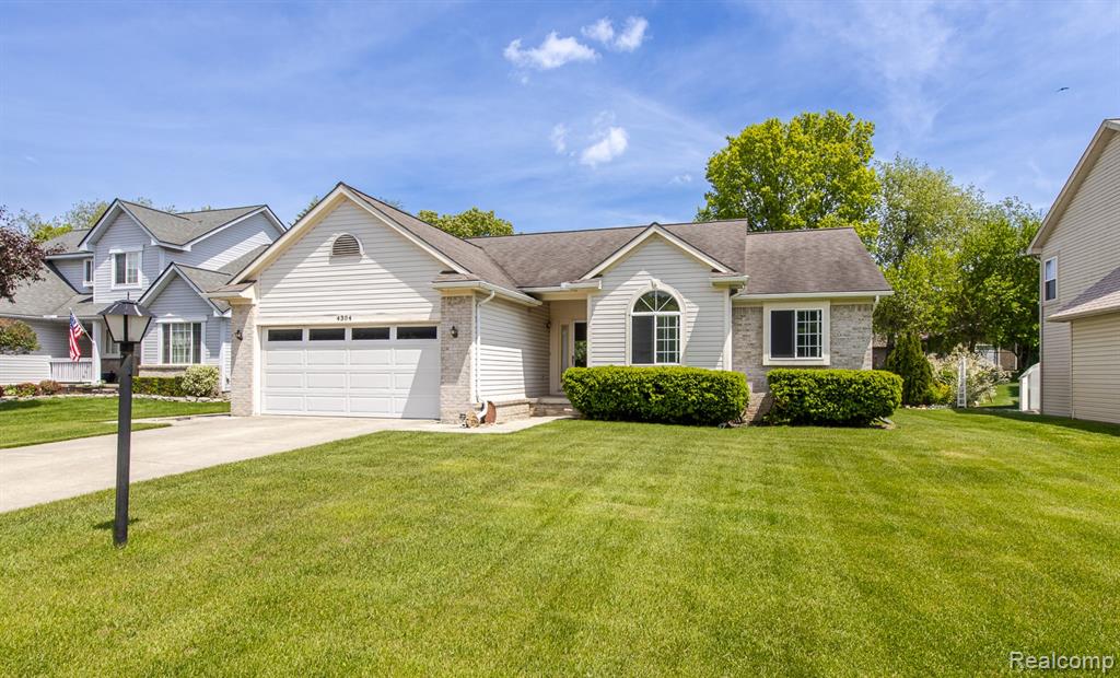 4304 W Pointe Drive, Waterford, MI 48329 — front exterior