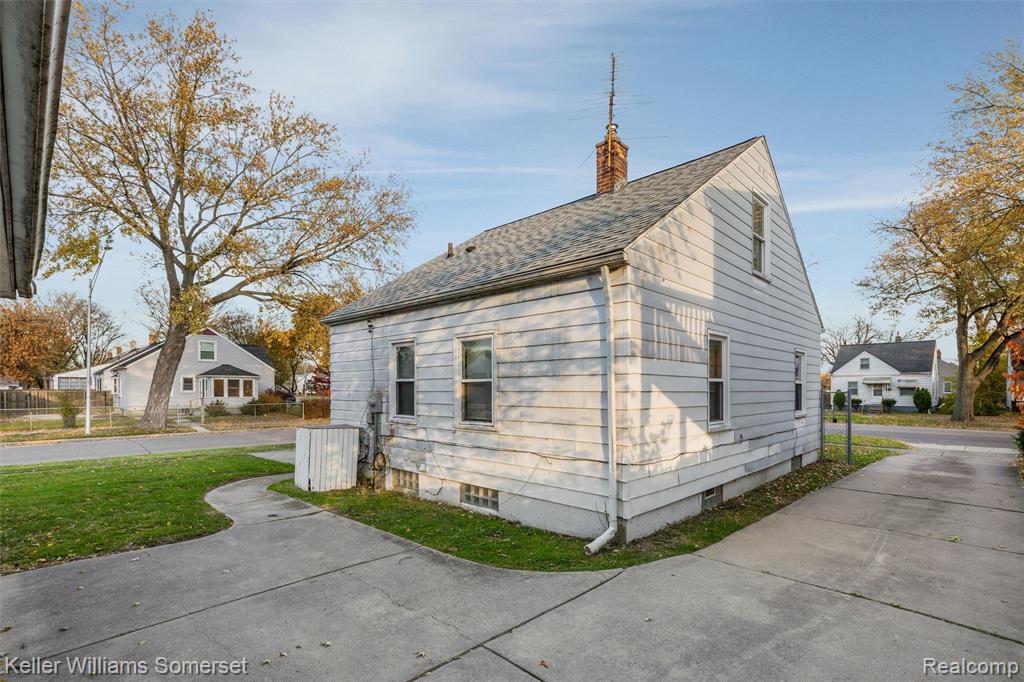 19239 Beaconsfield Street, Harper Woods, MI 48225 — Photo 25