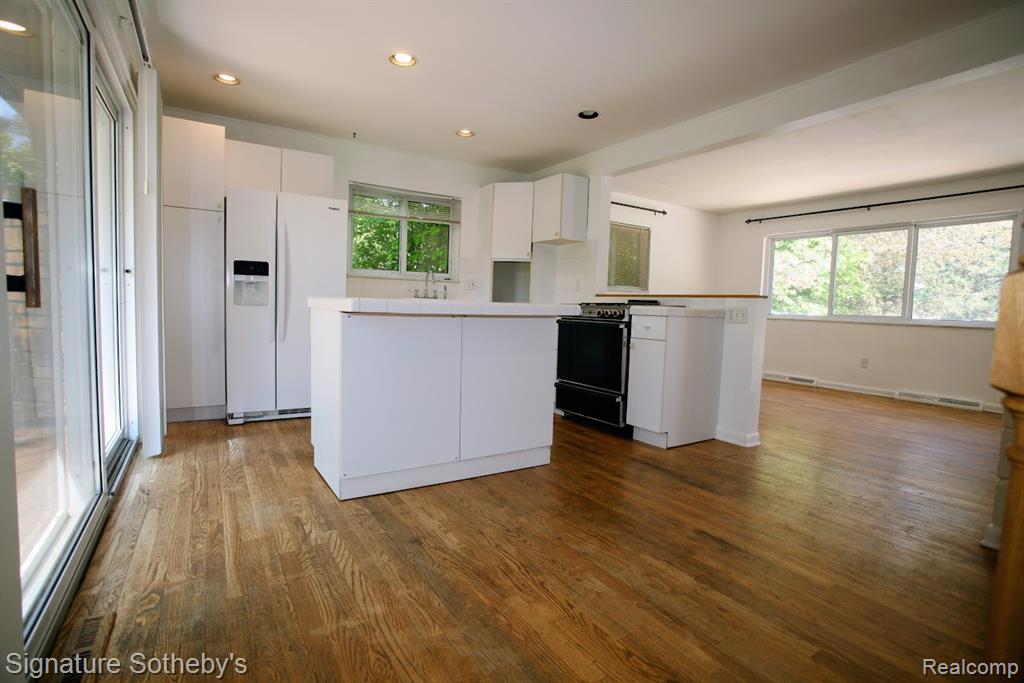 5800 Paramus, Clawson, MI — Photo 4