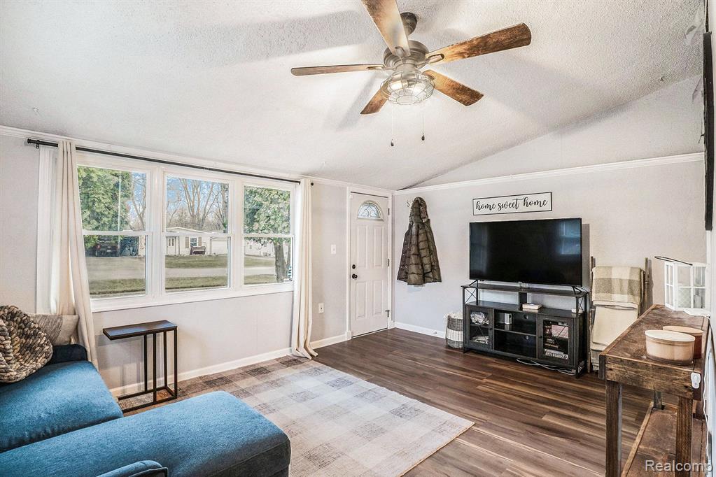 707 MARY COURT, Fenton, MI 48430 — Photo 6