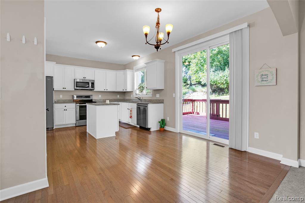 549 NAPA VALLEY DR, Milford, MI 48381 — Photo 6