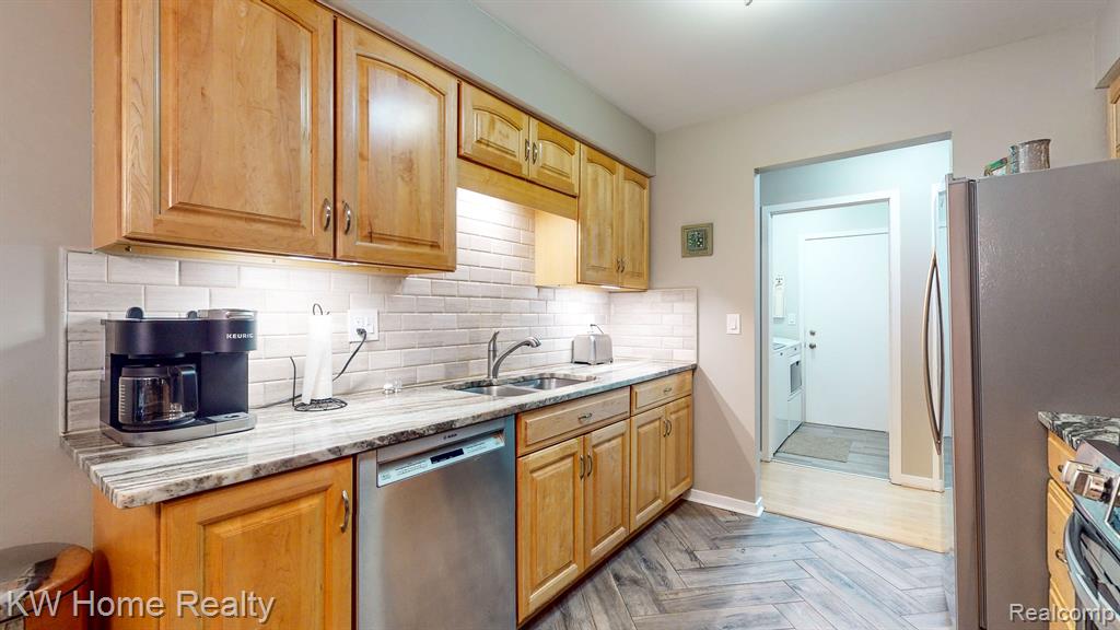 606 WINWOOD Circle, Walled Lake, MI 48390 — Photo 10